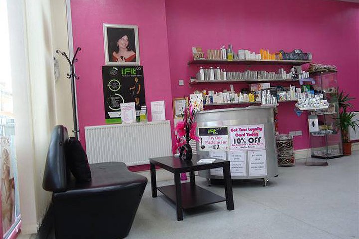Best hair colourists for highlights in New Normanton, Derby
