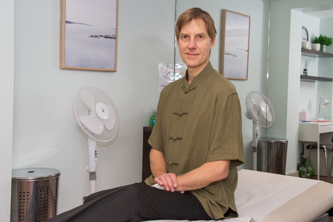 Leom Woodal - Doctor of Chiropractic, Warwick Way, London