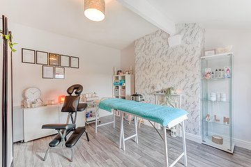 A L M Beauty Clinic & Massage