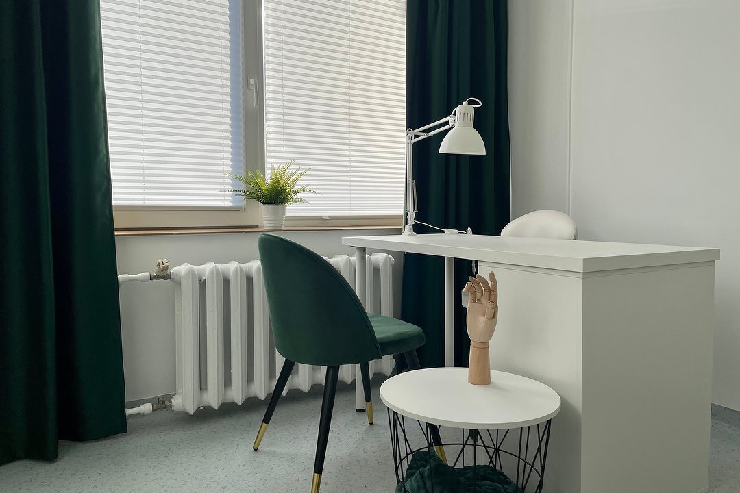 Nagų meistrė Emilie, Aleksotas, Kaunas