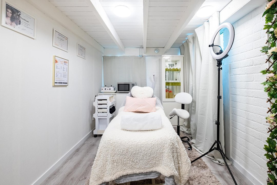 Luxes Cosmetics, Schiphol, Noord-Holland