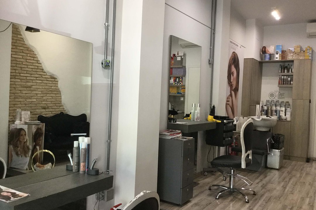 Sia's Petit Salon, Attica