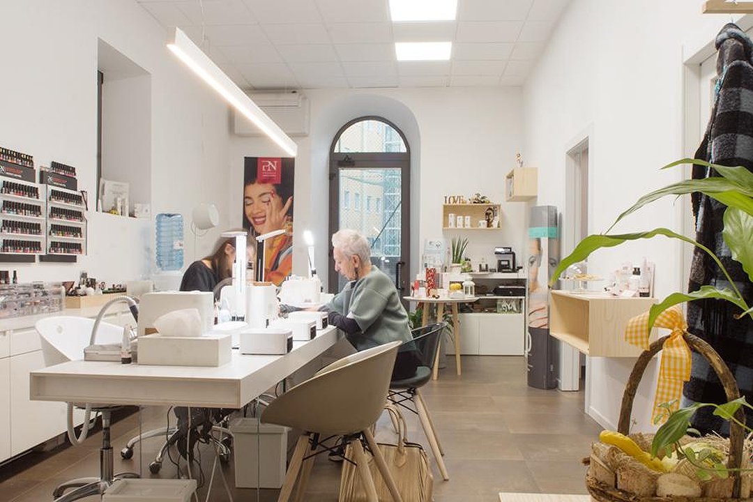 Easy Nails and Beauty, Trento