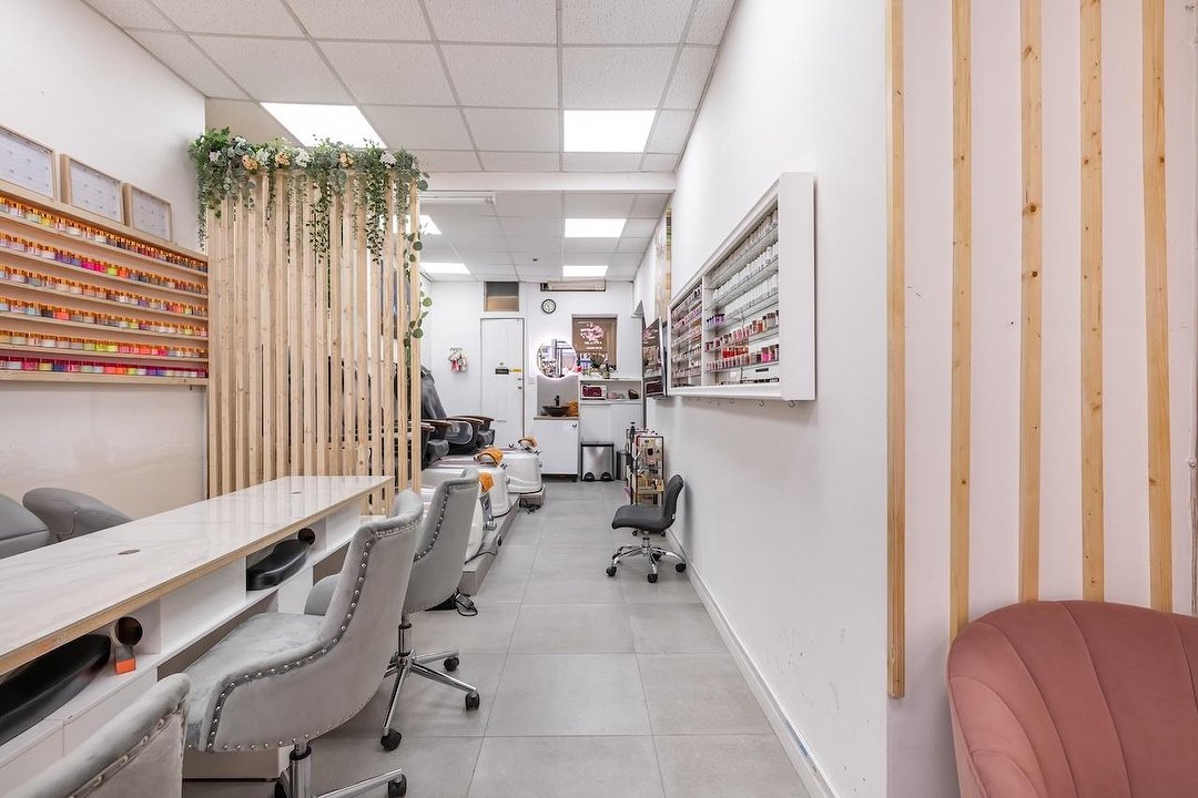 Deluxe Nails & Beauty Beauty Salon in North London, London Treatwell