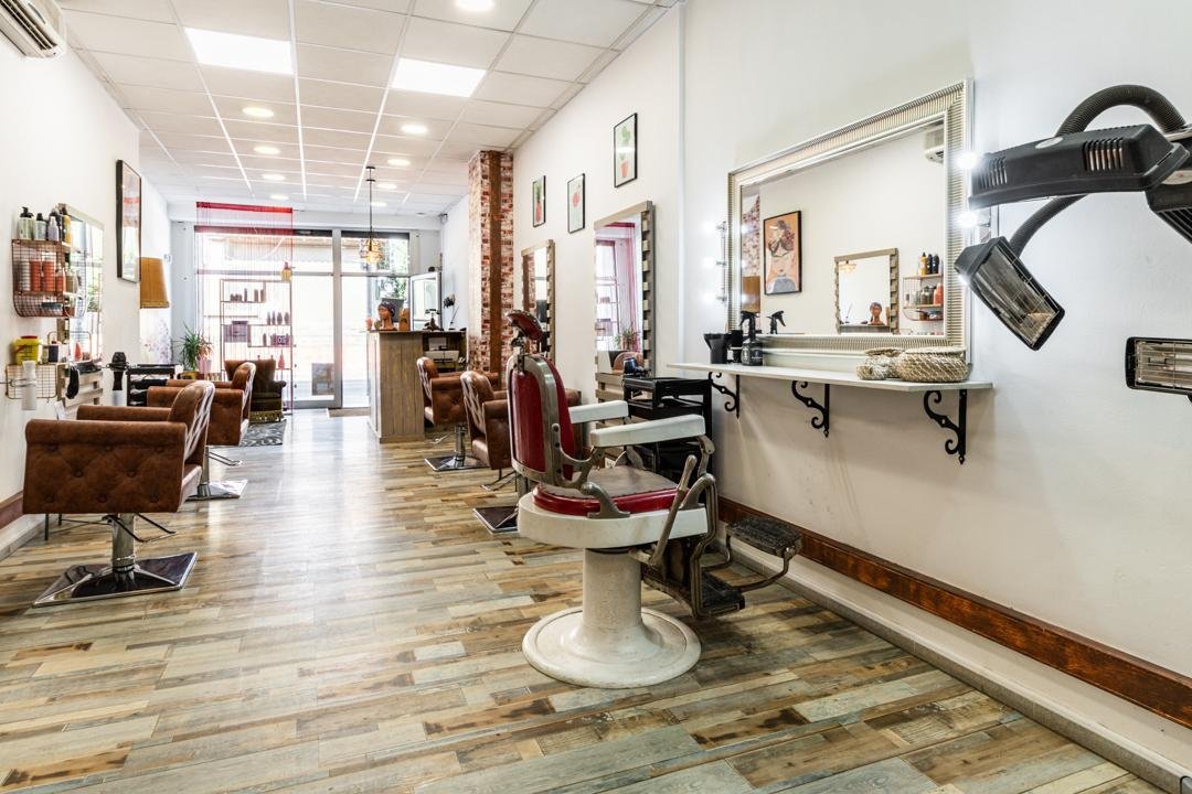 Underground Hair Salon, Corró d'Avall