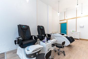 V Daisy Nails Salon