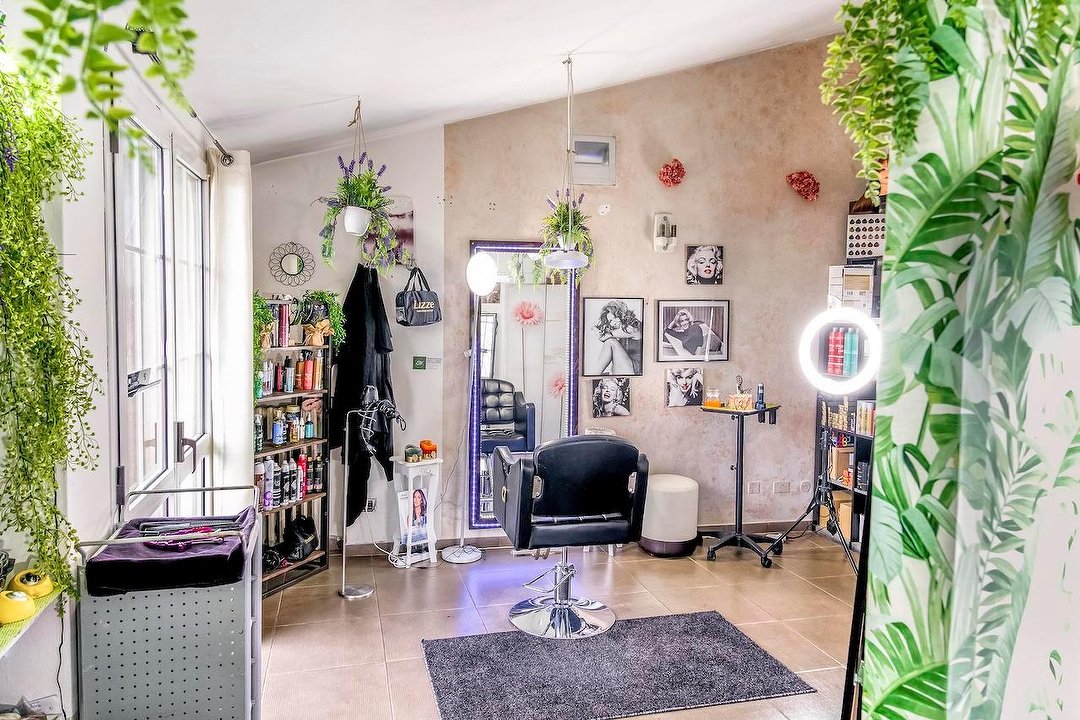 Ely La Specialista dei Capelli, Lombardia