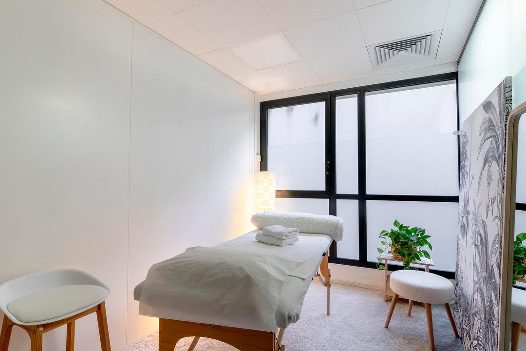 Adult Guide in Neuilly-sur-Seine