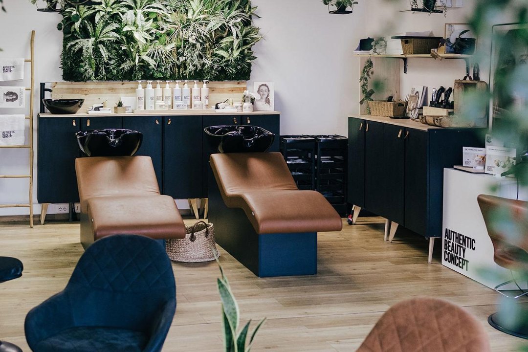 LE 105 HAIRDRESSER, Rhône
