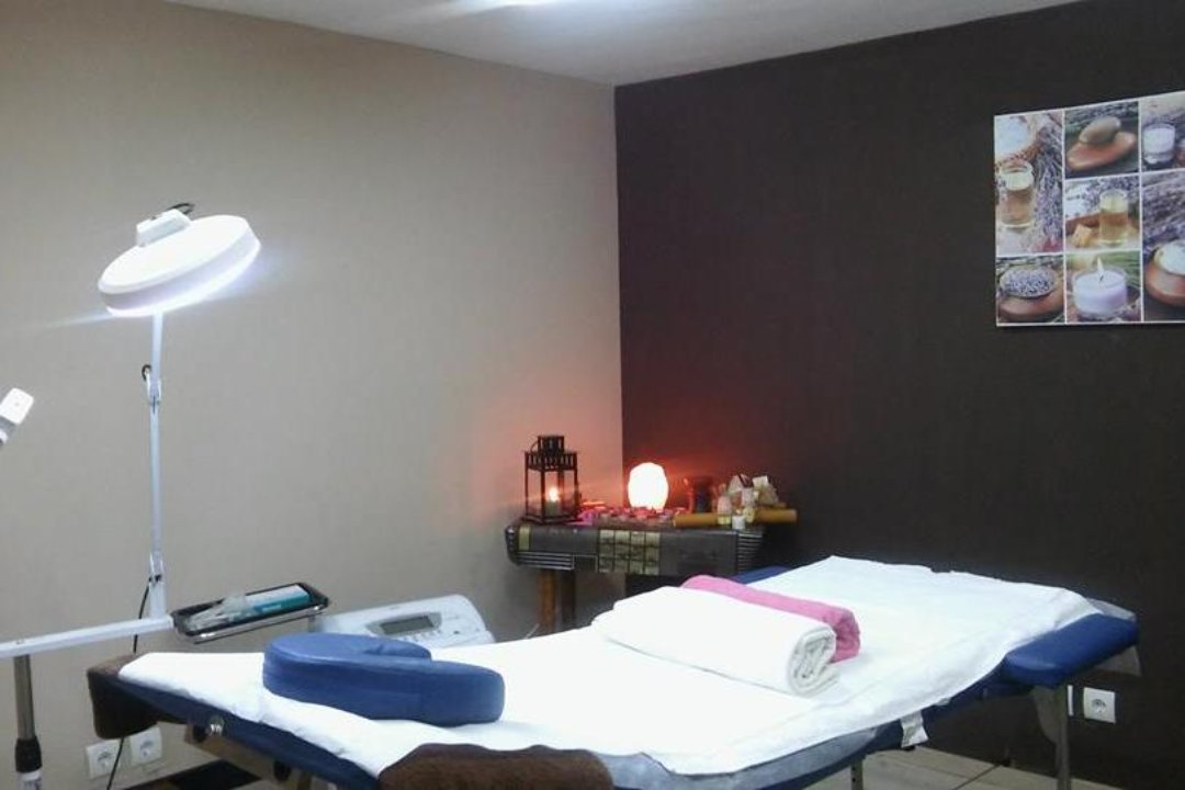 Anaissa Center, Vilapicina i la Torre Llobeta, Barcelona