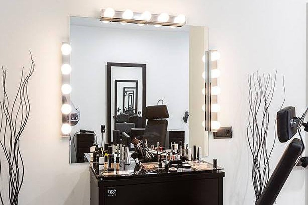 Salón Niuno, Catro Camiños, A Coruña