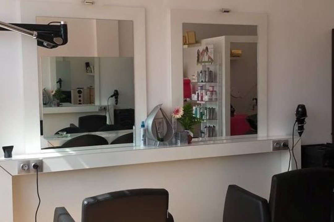 Atenea Peluqueria Y Belleza, Valdezarza, Madrid