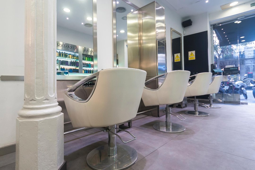 Virgola Milano Pau Claris, Urquinaona, Barcelona