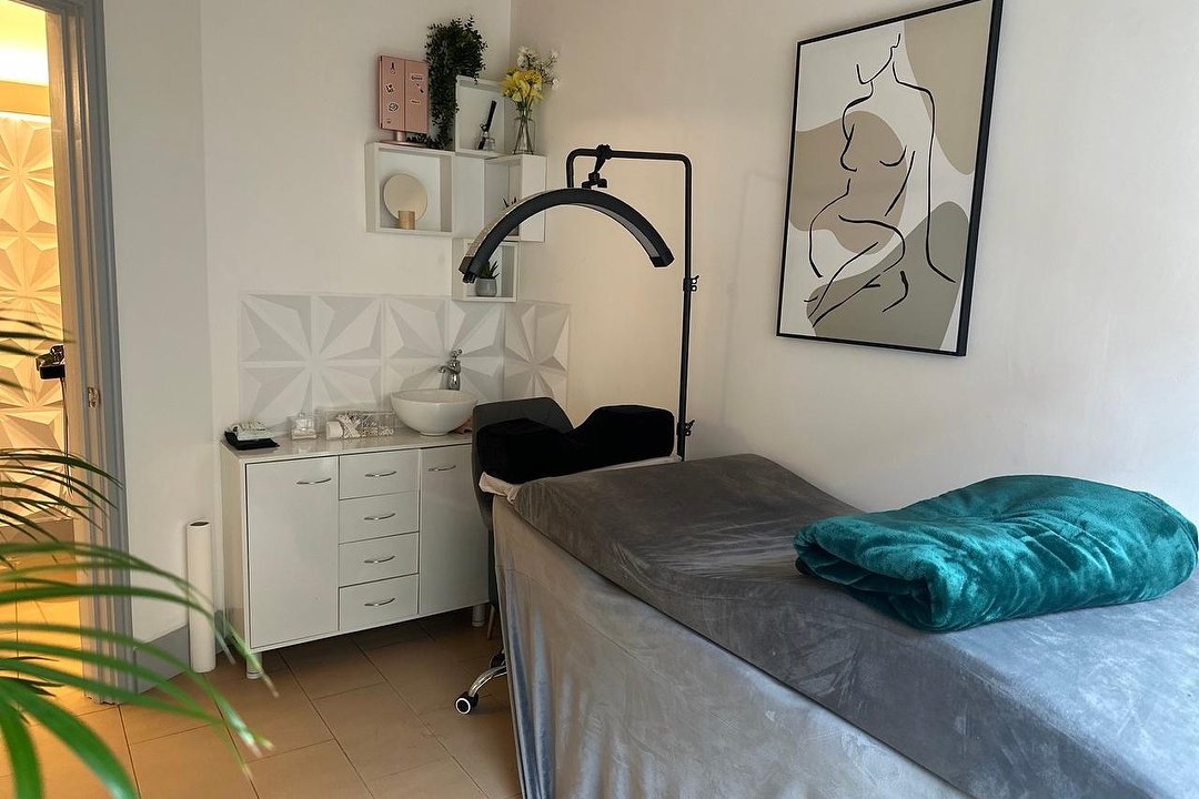 Selfie Lounge Beauty Salon in Kingsland Road, London Treatwell