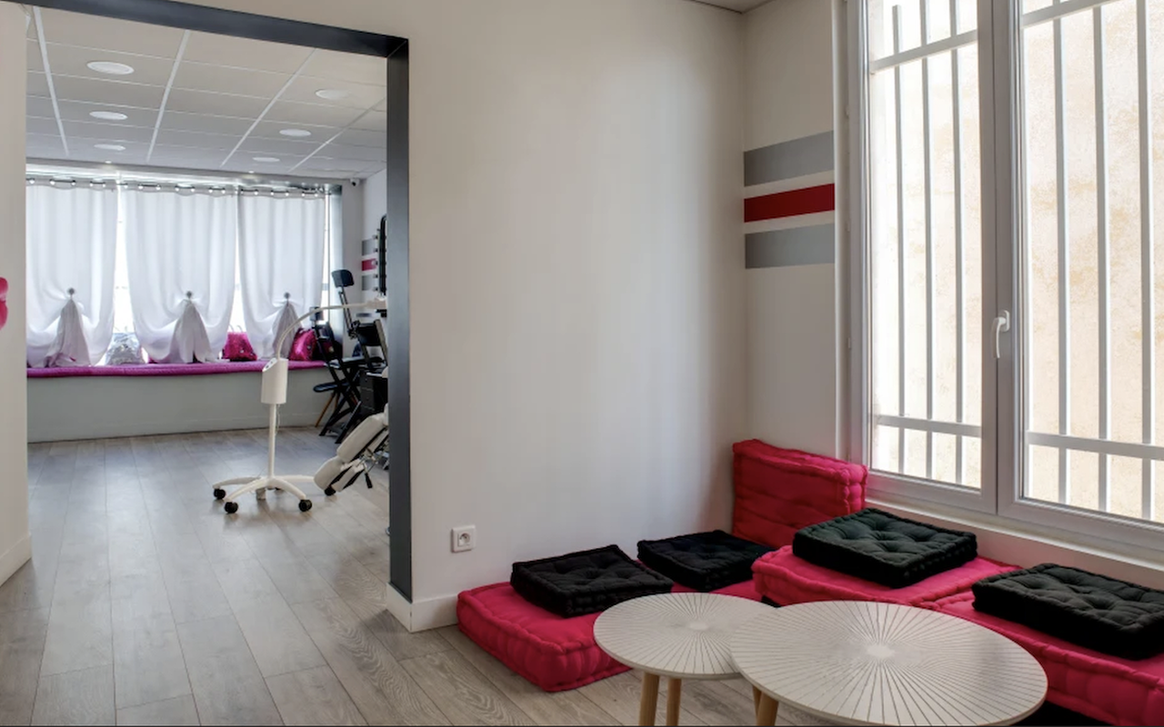 La salle d'attente du salon de coiffure et de beauté Maëly à Saint-Maur-des-Fossés