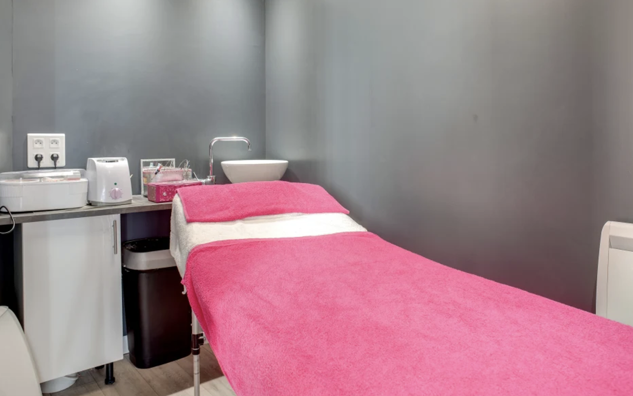 La table de soins de l'institut Beauté Maëly à Saint-Maur-des-Fossés