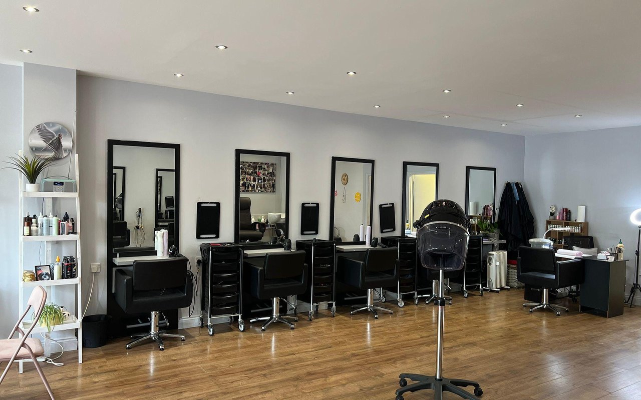 Ladies' Restyle Haircut in Oxfordshire - Treatwell