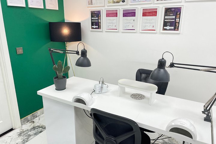 The Nail Art House - Onglerie Wortley - Photo de couverture - OneBooking