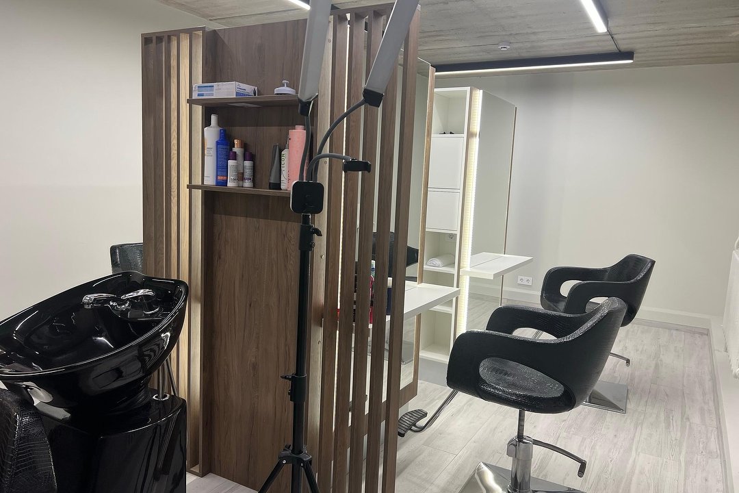 Upgrade - karštos žirklės (Lazdynėliai), Lazdynai, Vilnius