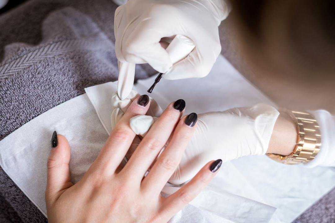 Pose d'ongles en gel de couleur avec ou sans capsule dans un institut de  beauté pas cher à Lyon 3 - Institut la Pause à Lyon 2