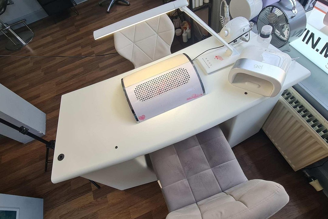 Second hand deals nail table