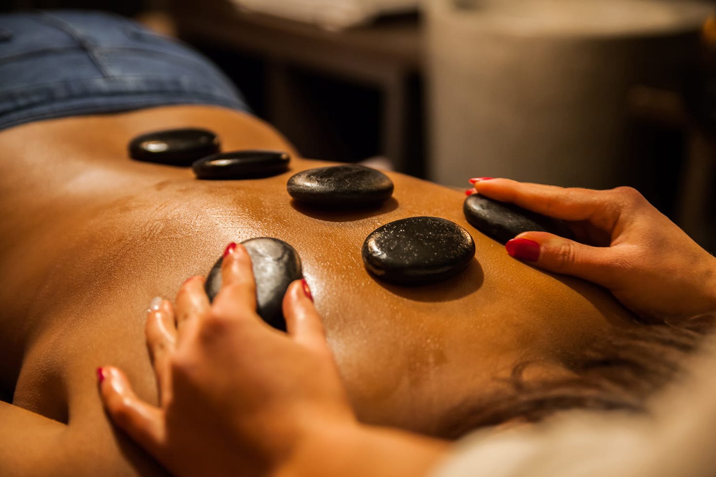 BACK, NECK AND SHOULDER MASSAGE WITH HOT STONES