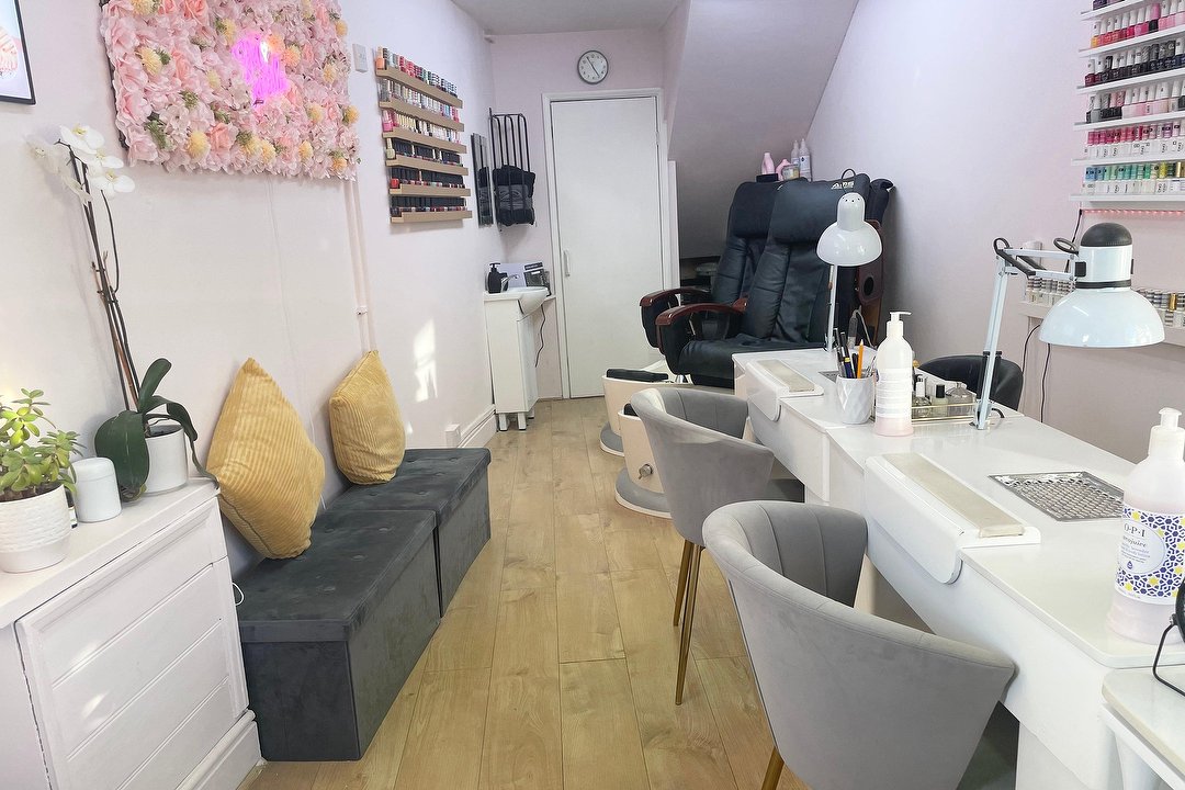 Gel manicures in Twickenham, London - Treatwell