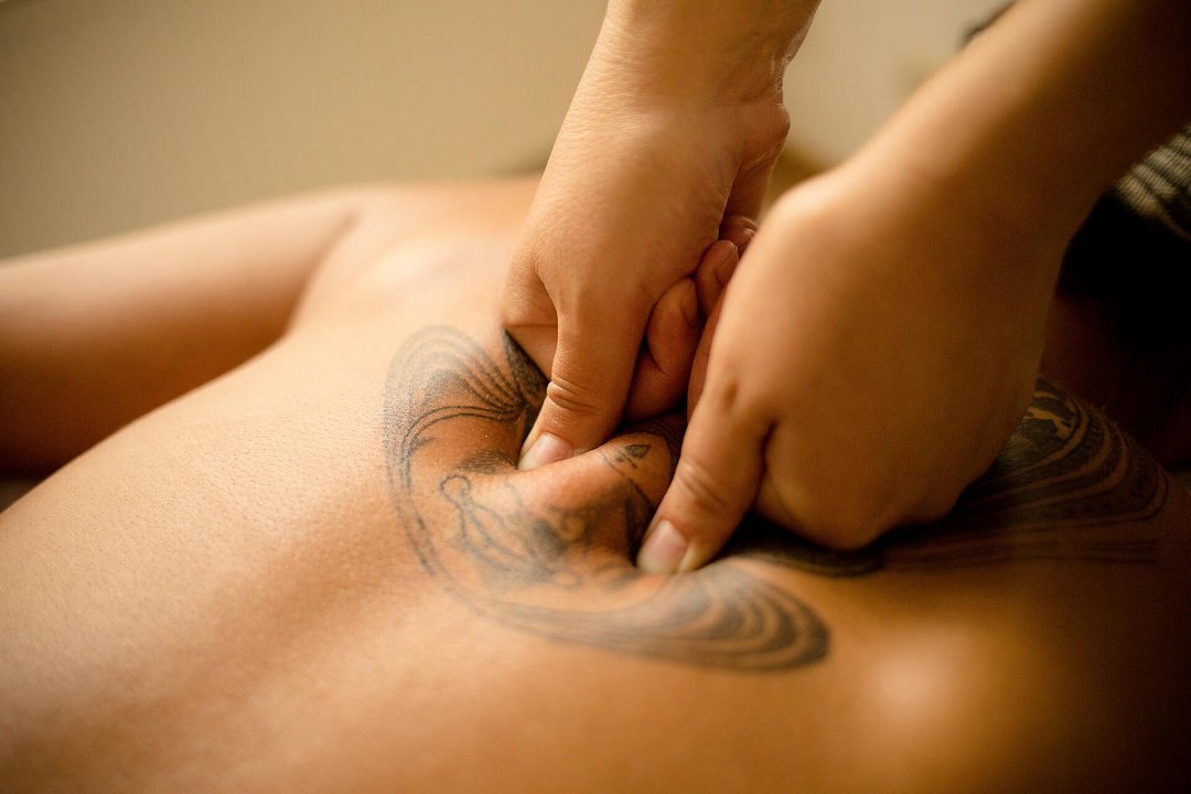 Tara massage Artist bei Lomi Lomi Praxis, Kollwitzplatz, Berlin