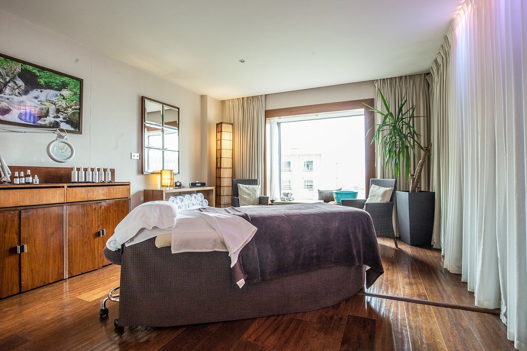 The River-View Treatment Suite, Docklands, London
