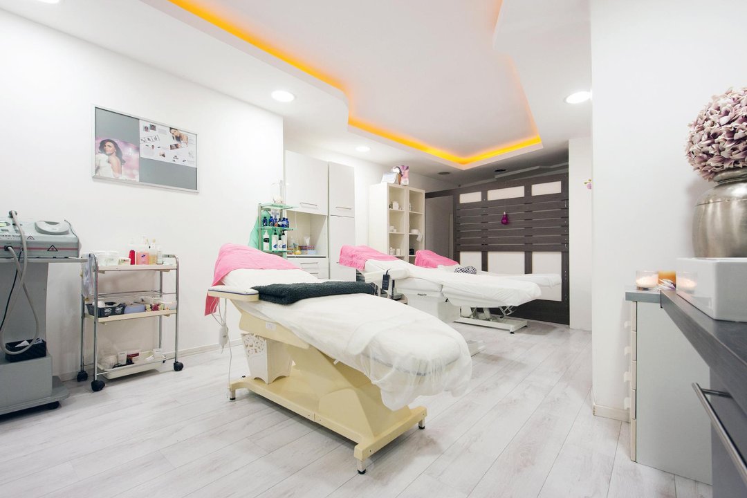 Astrella's Beautysalon, Nunspeetlaan, Den Haag