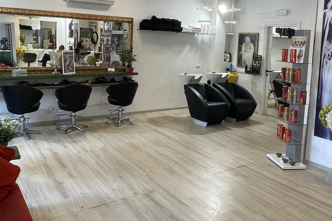 Divina Hairdresser, Re di Roma, Roma