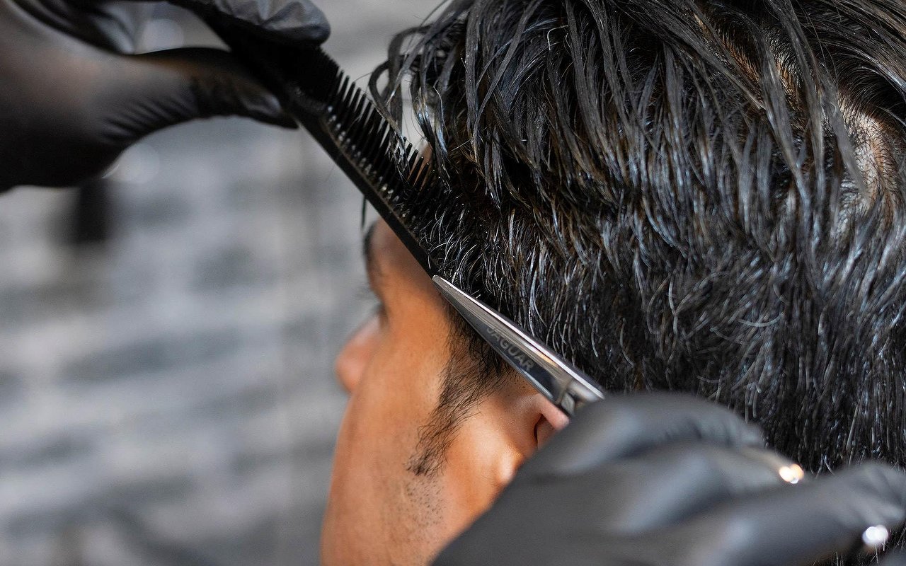 Estos peluqueros ofrecen cortes de pelo gratis a los residentes