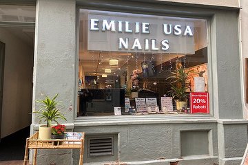 Emilie USA Nails