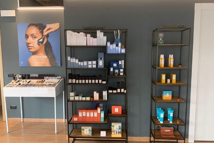 Face Space by Amathi - Onglerie Monza - Photo de galerie - OneBooking