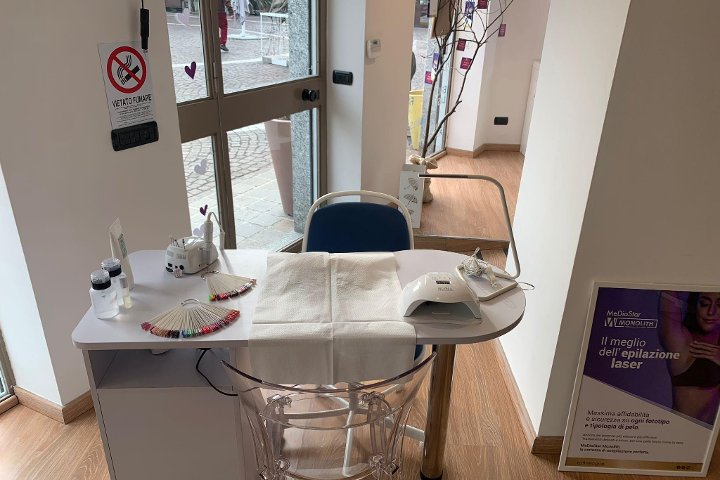 Face Space by Amathi - Onglerie Monza - Photo de galerie - OneBooking