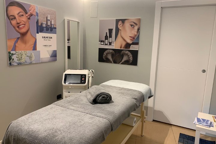 Face Space by Amathi - Onglerie Monza - Photo de galerie - OneBooking