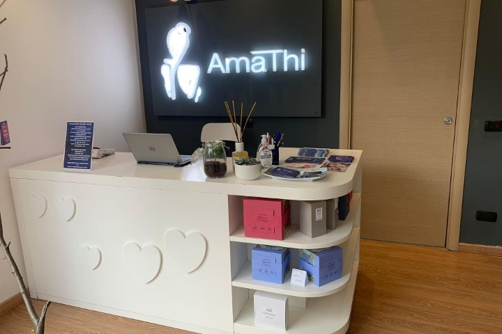 Face Space by Amathi - Onglerie Monza - Photo de galerie - OneBooking