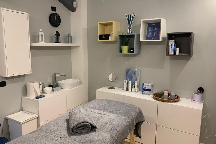 Face Space by Amathi - Onglerie Monza - Photo de galerie - OneBooking